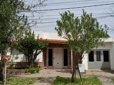 Casa céntrica 3 dormitorios, todos los servicios