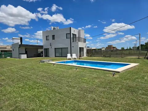 Casa 2 dormitorios , jardin y pileta. ibarlucea