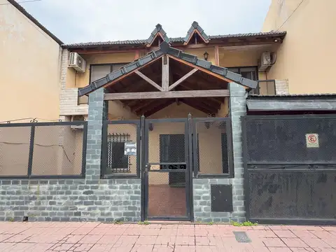 Venta casa de 2 plantas con 4 dormitorios, patio y terraza en zona oeste, rosario