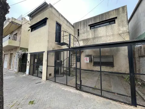 Casa en venta con departamento cochera y patio en tiro suizo