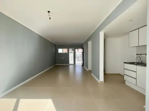 Venta - casa de 3 dormitorios con jardín y cochera a estrenar - fisherton, rosario.