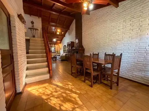 Venta / permuta – casa 4 dormitorios con jardín, parrillero y cochera – lomas de alberdi, rosario