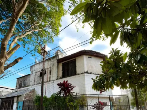 Venta casa 4 dormitorios con cochera y parrillero – zona uriburu