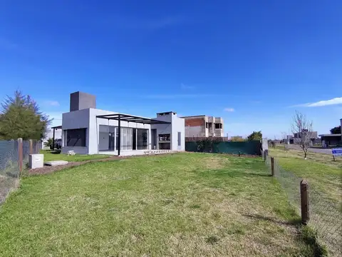 Casa a estrenar de 2 dormitorios en barrio cerrado brisanova pueblo esther opción pileta