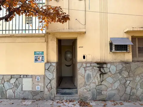 Gran casa de dos dormitorios cochera y patio