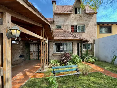 Venta/permuta casa de 3 dormitorios, playroom, garage y quincho cerrado.