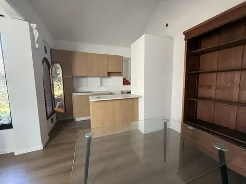 Venta - casa 1 dormitorio con jardin y cochera - alberdi