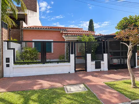 Excelente oportunidad, amplios ambientes y gran potencial de renovación