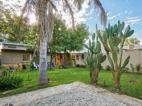 Venta - casa 2 dormitorios - funes centro