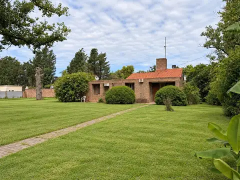 Casa a reciclar de 2 dormitorios en lote de 1.233 m² en funes