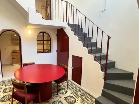 En venta - casa de pasillo de dos dormitorios con pileta - abasto