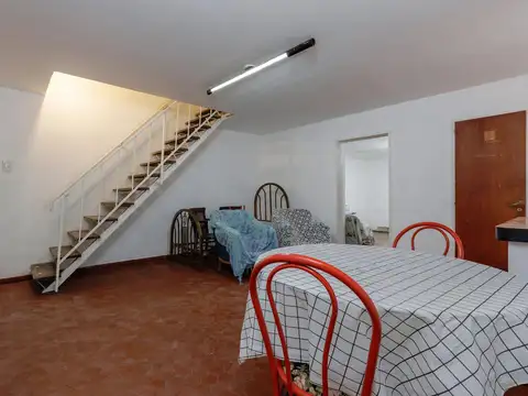 Casa venta centro rosario de 2 plantas con doble ingreso, patio y ambientes adaptables a refaccionar