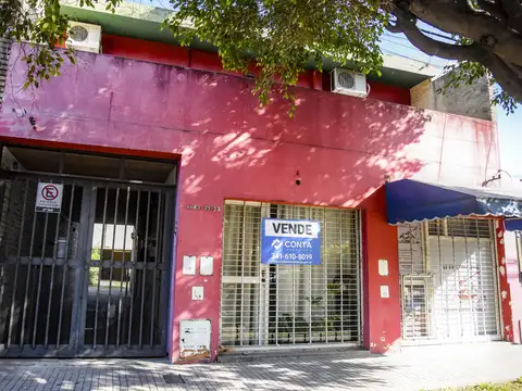 Dos locales, cocheras, casa en dos plantas y departamento.