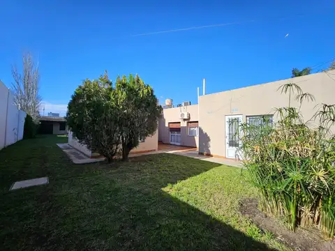 Casa en venta dos dormitorios, tres baños. gran terreno con excepcional ubicacion, ideal para invers