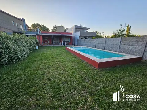 Venta casa 2 dormitorios con jardín parquizado y pileta