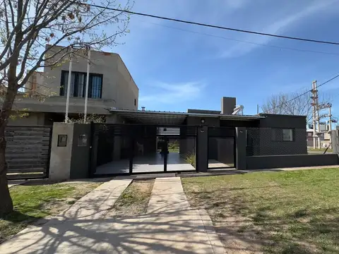 Casa 2 hab, 2 baños, pileta, esquina echeverria y casilda, funes city - funes.