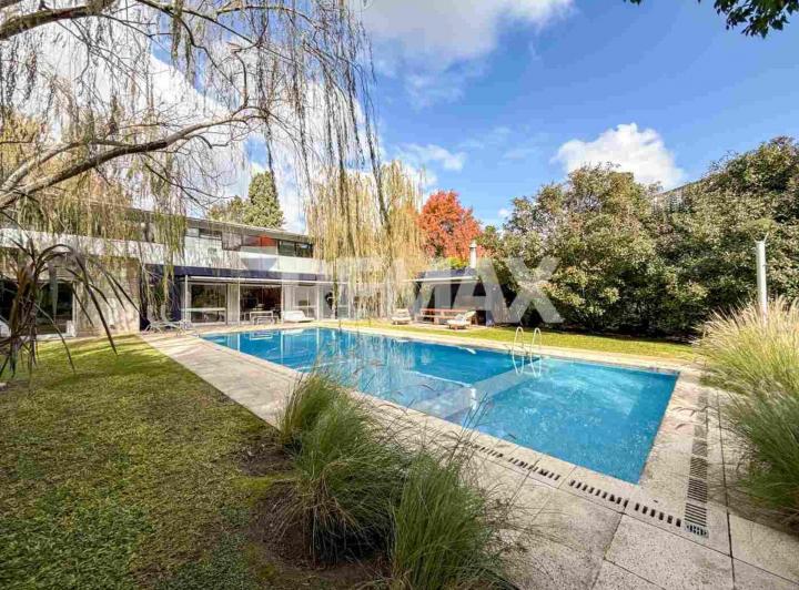 Casa · 200m² · 6 Ambientes · 1 Cochera