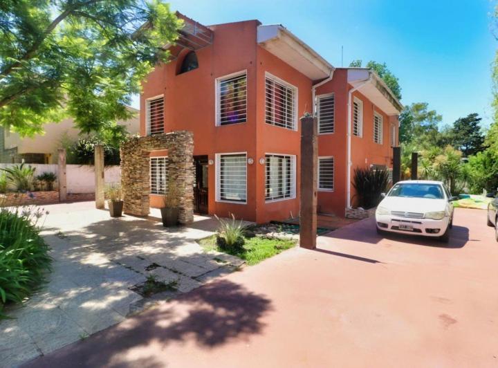 Casa · 342m² · 6 Ambientes · 4 Cocheras