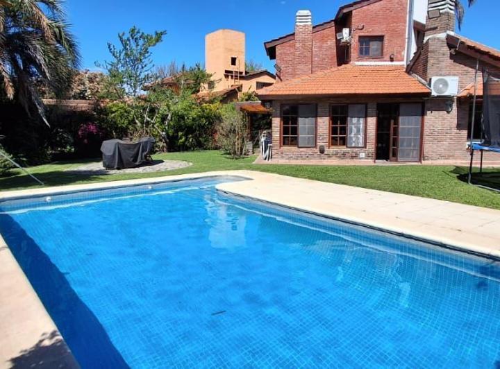 Casa · 594m² · 6 Ambientes · 3 Cocheras