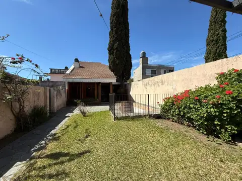 Venta - casa de 3 dormitorios con jardín, pileta y cochera - matheau, rosario.