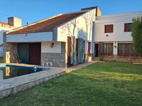 Venta de espectacular casa de tres dormitorios y pileta en el centro de funes