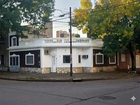 Casa de 2 dormitorios y cochera - viamonte y chacabuco