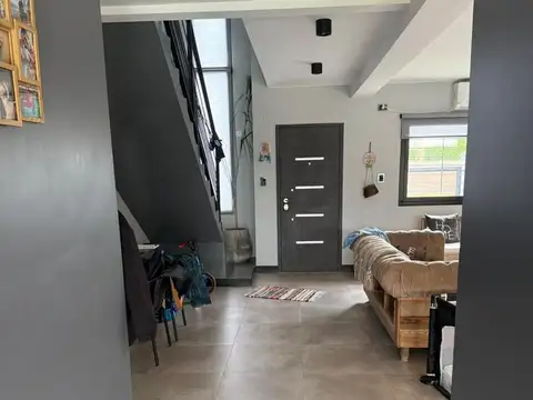 Casa minimalista de 3 o más dormitorios - cocheras - pileta - quincho
