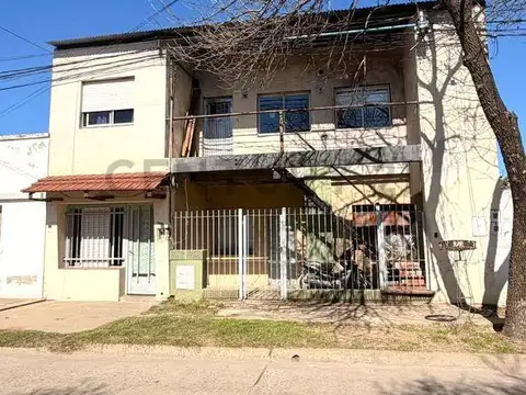 Casa con departamentos - venado tuerto