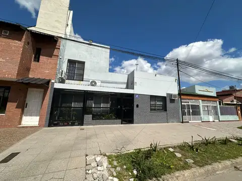 Casa a la venta de tres dormitorios y pileta