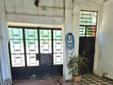 Venta casa 3 dormitorios cochera doble jardin a reciclar. arroyito.