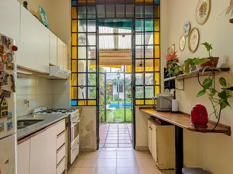 Venta casa dos dormitorios con jardin y pileta en abasto