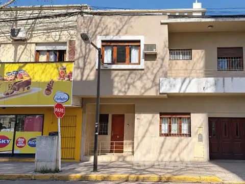 Se vende casa céntrica 3 dorm c/pileta, vt