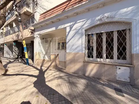 Casa de 3 dormitorios con patio   parrila y terraza en barrio pichincha