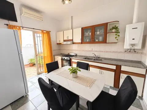 Casa al frente en abasto tres dormitorios comodin garaje con patio y terraza