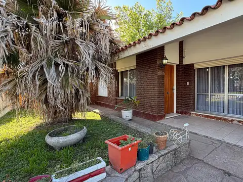 Casa en venta - tres dormitorios, jardin y quincho, roldán centro