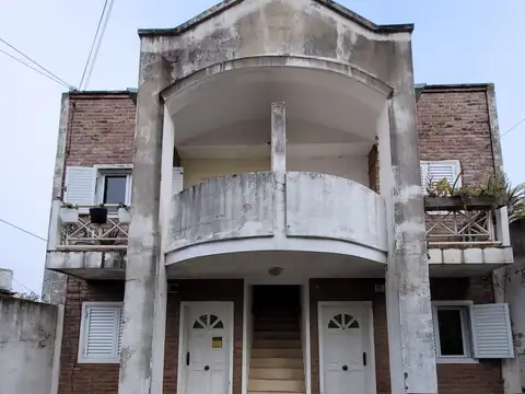 Departamento en planta alta con doble balcón