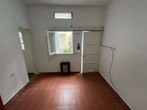 Ph de 1 ambiente amplio con cocina separada.