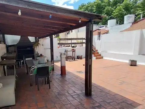 Casa 5 ambientes, garaje, patio cubierto y amplia terraza