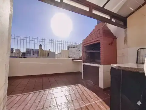 Triplex de 5 ambientes con terraza, parrilla y cochera en mataderos