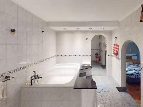 Casa triplex en venta con terraza y quincho