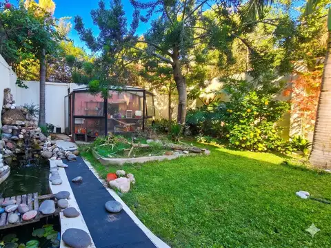 Venta  casa 8 ambientes lote propio con jardin y cochera en agronomia