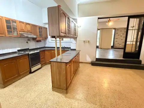 Casa de 4 ambientes con galpon en villa urquiza