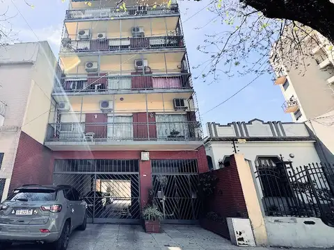 3 ambientes contrafrente con balcon, patio y cochera