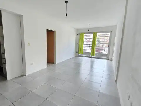 Monoambiente con balcón al contrafrente