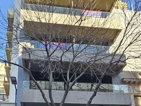 Monoambiente de calidad frente bcon aterrazado parrila