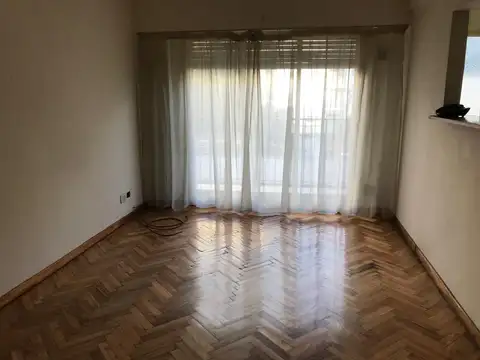 Muy buen 2 ambientes con amplio balcón corrido.