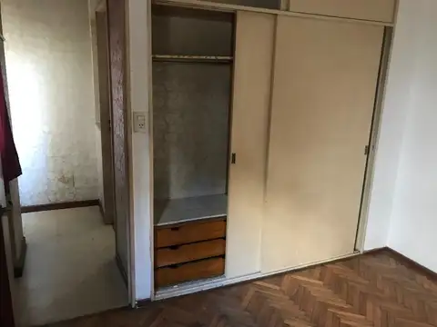 3 amb, (sup. 50 m2). dormitorios 3x3 y 2,40x2, ambos con placard.  baño con mampara y vanitory, cocina "nueva". luminoso, muy buena ubicación, (1/2 c