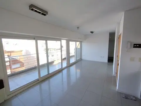 Al frente, hiper luminoso con balcón y amenities!