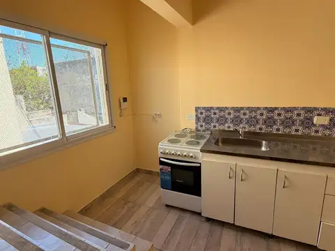 Alquiler - ph 3 ambientes en 3 plantas con terraza privada - monte castro