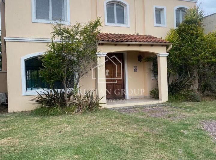 Casa · 200m² · 5 Ambientes · 2 Cocheras